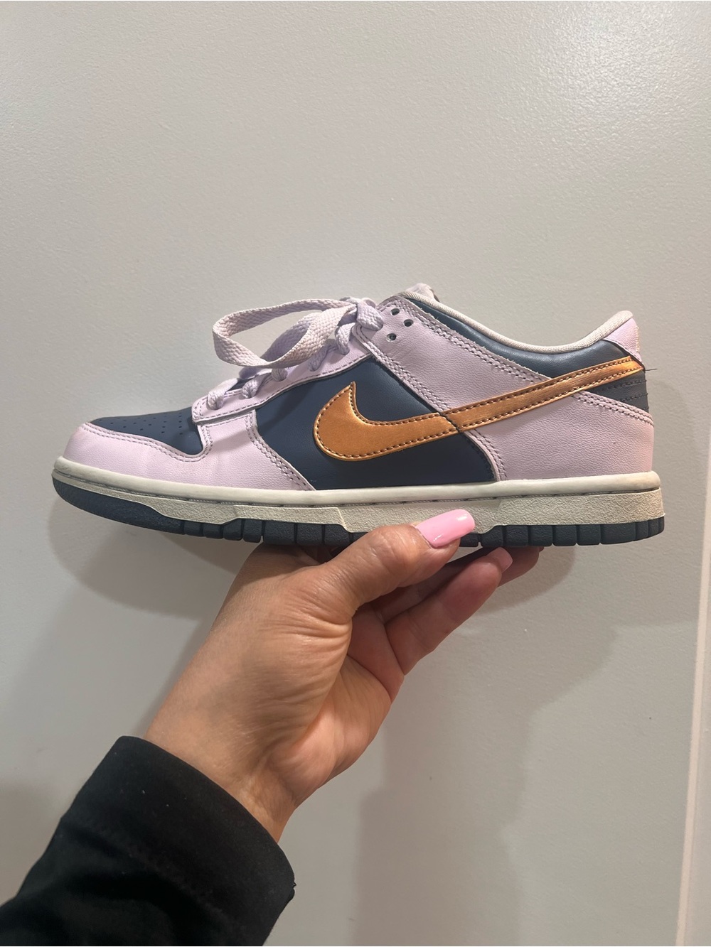 Nike Kids Low-Top Sneaker in Light Pink, Navy & Metallic Gold